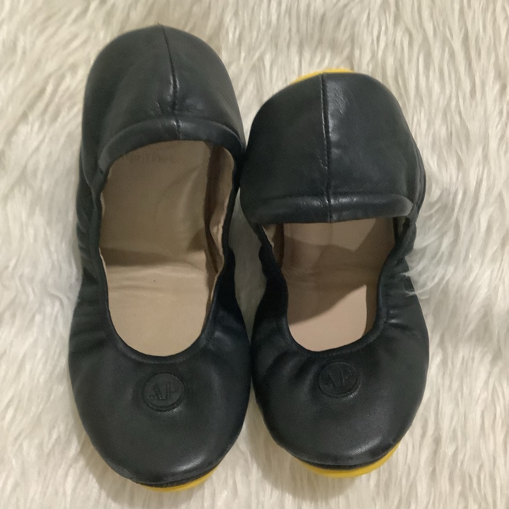 April Parker women’s travel black leather flat shoes size 8